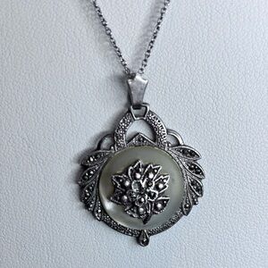 Elegant Sterling Silver Pendant Necklace with mother of pearl